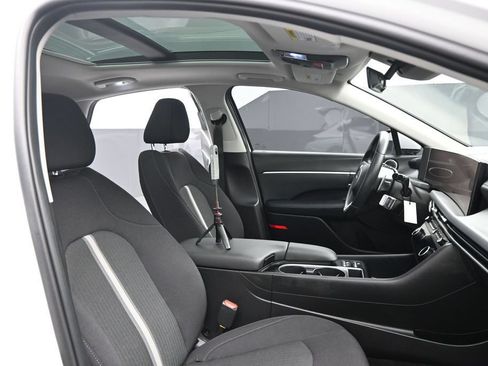 Used 2025 Hyundai Sonata SEL FWD image 2