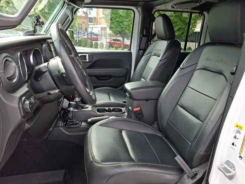 Used 2018 Jeep Wrangler Unlimited Sahara AWD/4WD image 13