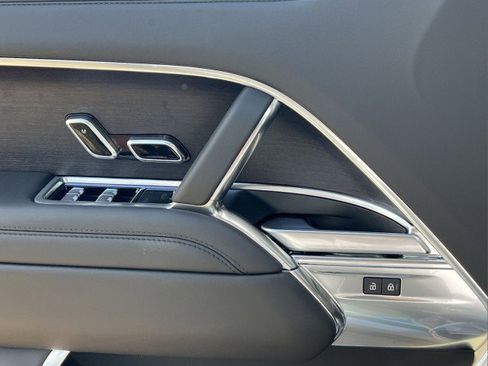 New 2025 Land Rover Range Rover Long Wheelbase SE image 24