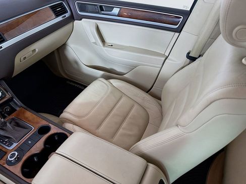 Used 2013 Volkswagen Touareg TDI image 25