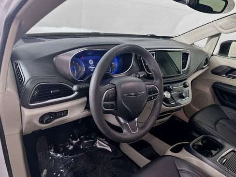 Used 2023 Chrysler Pacifica Touring-L image 14