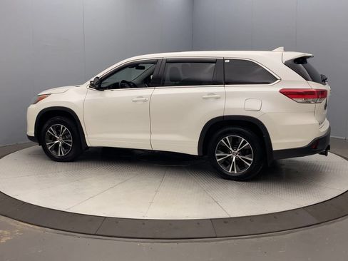 Used 2018 Toyota Highlander Plus AWD/4WD image 2