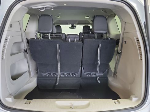 Used 2023 Chrysler Pacifica Touring-L FWD image 25