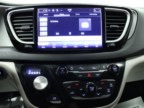 Used 2023 Chrysler Pacifica Touring-L FWD image 23
