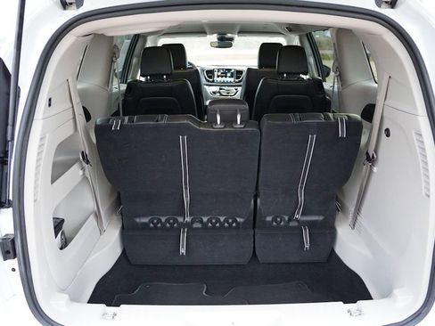 Certified 2024 Chrysler Pacifica Touring-L image 21