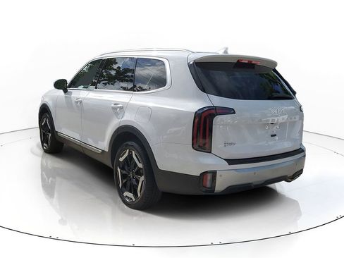 Used 2024 Kia Telluride EX w/ EX Captain's Chair Package FWD image 4