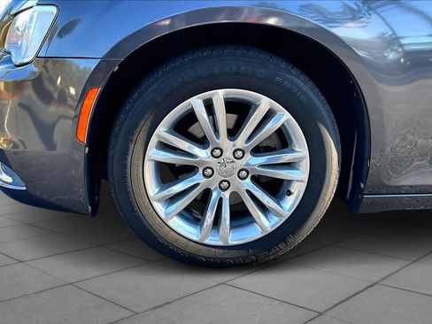 Used 2017 Chrysler 300 C image 9