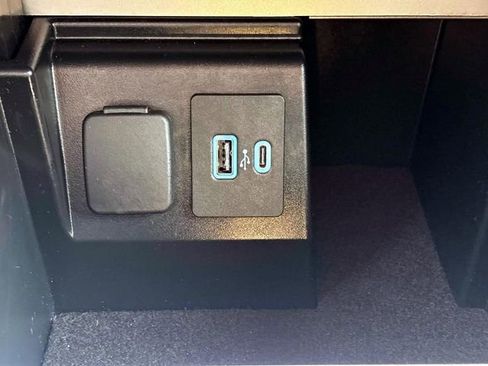 Used 2022 Ford Explorer XLT w/ Equipment Group 202A image 32