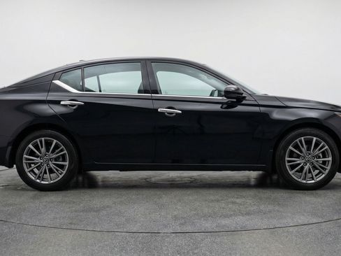 Used 2025 Nissan Altima 2.5 SV FWD image 11
