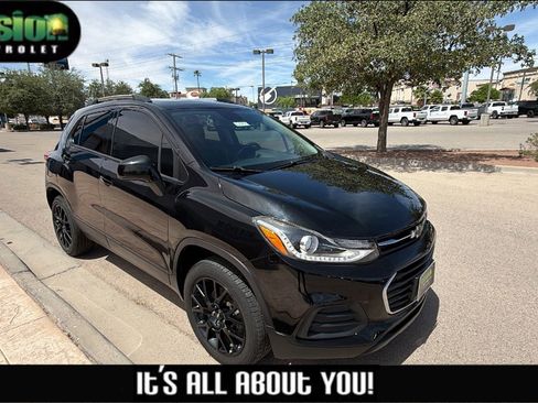 Used 2022 Chevrolet Trax LT w/ Midnight Edition AWD/4WD image 1