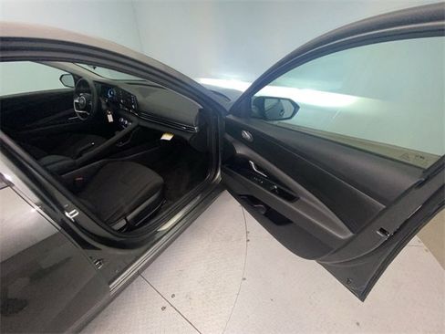 Used 2025 Hyundai Elantra SE image 23