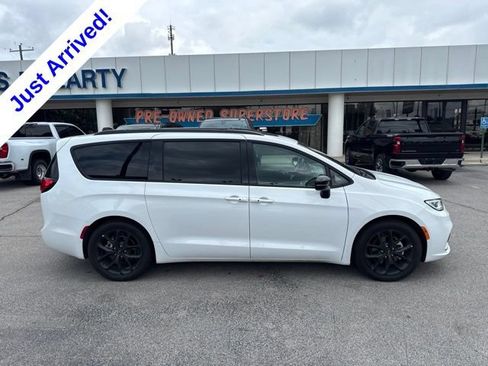 Used 2024 Chrysler Pacifica Touring-L w/ S Appearance Package FWD image 2