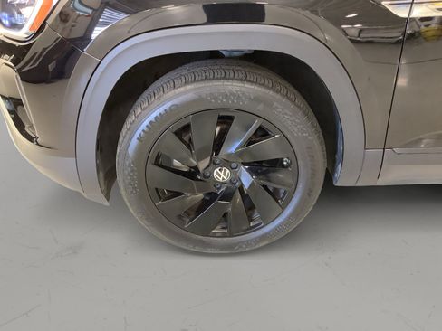 Used 2024 Volkswagen Atlas Cross Sport SE w/ Panoramic Sunroof Package FWD image 9