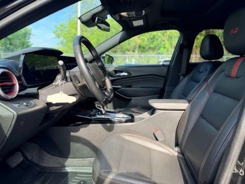 Used 2025 Chevrolet Trax RS w/ Sunroof Package FWD image 7