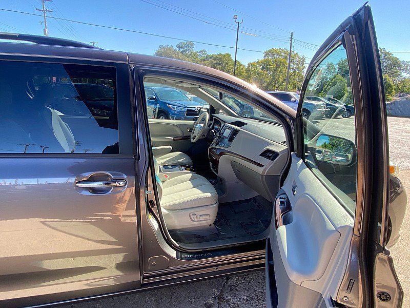 Used 2012 Toyota Sienna XLE w/ Entertainment Pkg FWD image 32