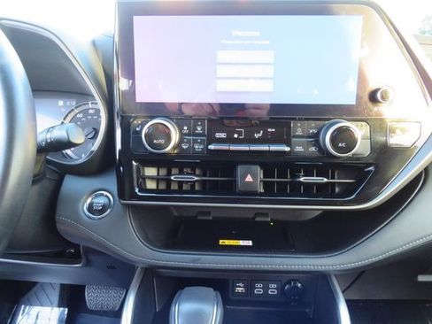 Certified 2023 Toyota Highlander XLE image 27