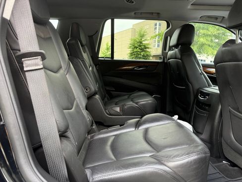Used 2018 Cadillac Escalade Premium Luxury RWD image 39