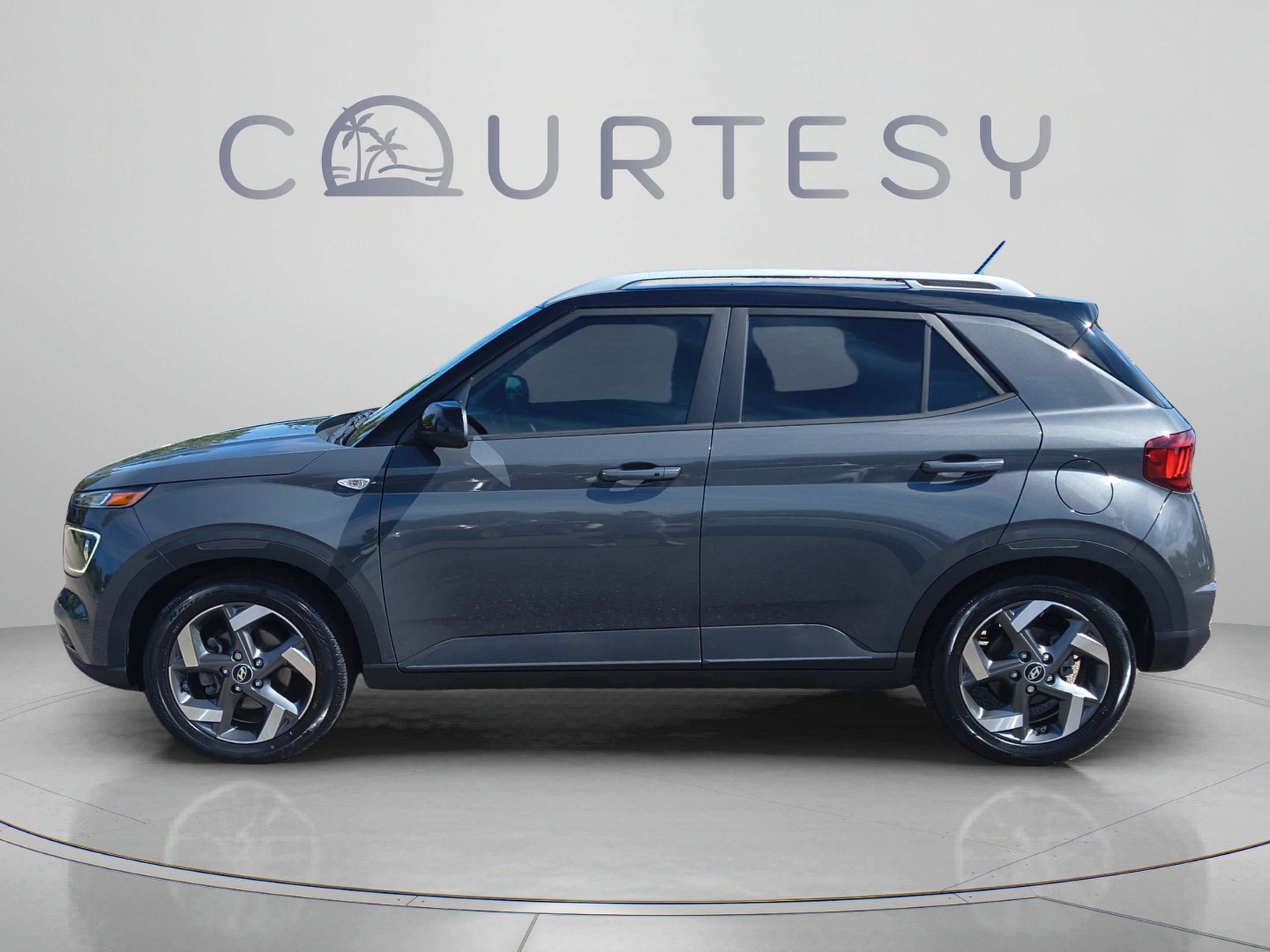 Certified 2024 Hyundai Venue Limited FWD image 2