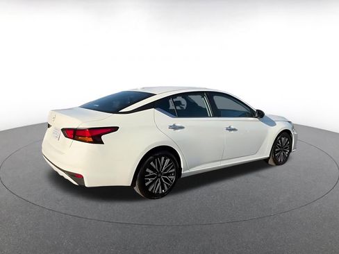Used 2025 Nissan Altima 2.5 SV FWD image 14