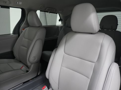 Used 2020 Toyota Sienna XLE w/ XLE Navigation Package FWD image 12