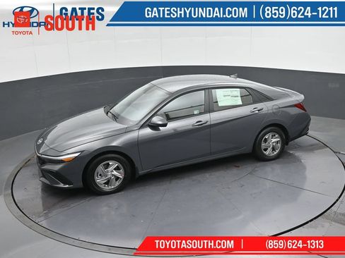 Used 2025 Hyundai Elantra SE FWD image 45