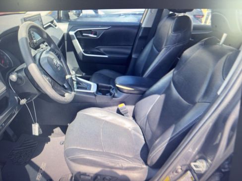 Used 2021 Toyota RAV4 XLE w/ Convenience Package FWD image 3