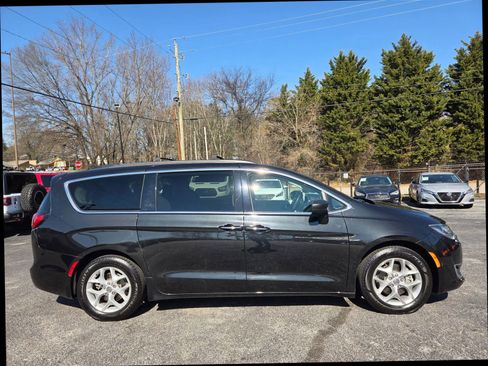 Used 2018 Chrysler Pacifica Touring Plus w/ Tire & Wheel Group image 6