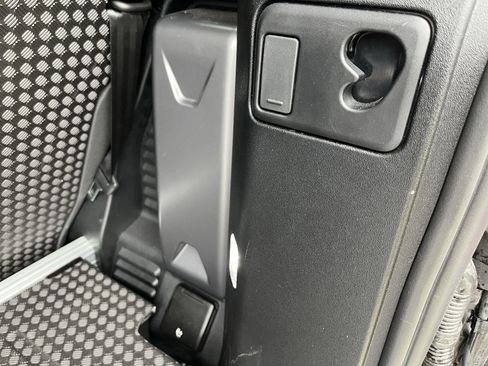 Used 2025 Land Rover Defender 90 S image 31