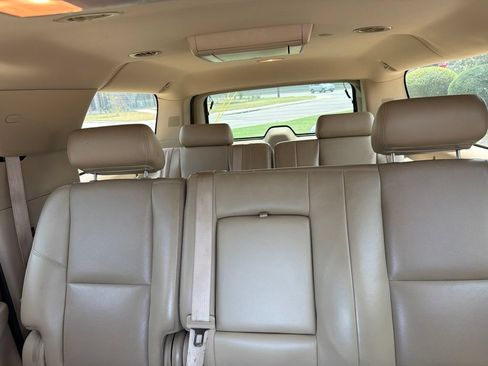 Used 2010 Chevrolet Suburban LTZ RWD image 7