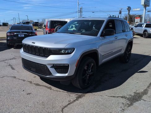 New 2025 Jeep Grand Cherokee Limited w/ Black Appearance Package AWD/4WD image 4