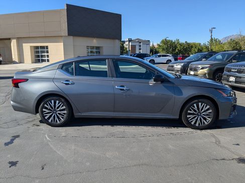 Used 2025 Nissan Altima 2.5 SV FWD image 2