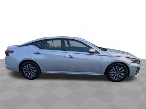 Used 2023 Nissan Altima 2.5 SV FWD image 3