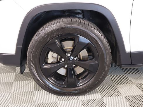 Used 2020 Jeep Cherokee Latitude Plus AWD/4WD image 17