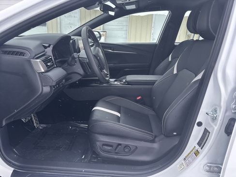 Used 2025 Toyota Camry SE image 12