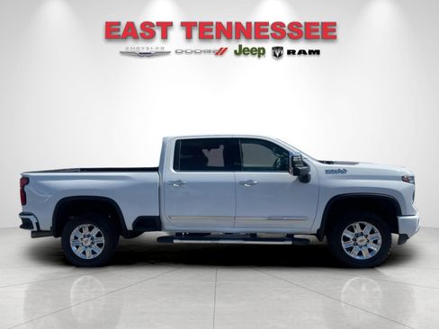 Used 2024 Chevrolet Silverado 2500 High Country w/ High Country Premium Package AWD/4WD image 2