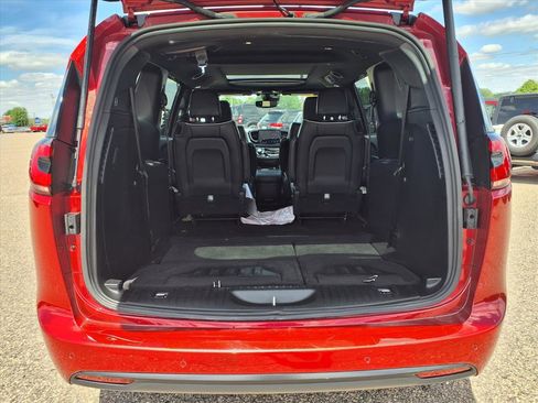 Used 2025 Chrysler Pacifica Limited FWD image 11