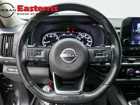 Used 2023 Nissan Pathfinder SL AWD/4WD image 10