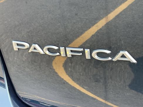 Used 2023 Chrysler Pacifica Touring-L FWD image 7
