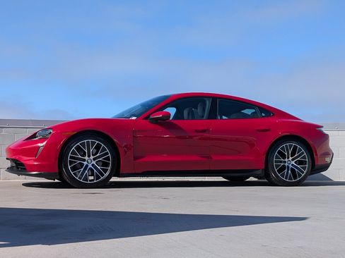 Used 2023 Porsche Taycan image 2