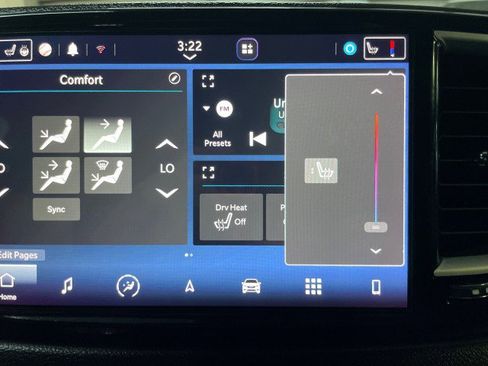 Used 2022 Chrysler Voyager LX image 43
