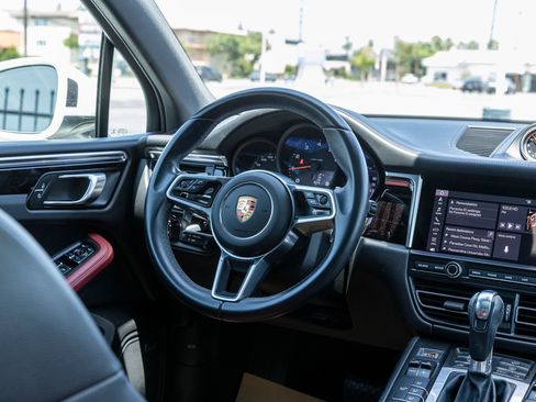 Used 2021 Porsche Macan AWD/4WD image 34