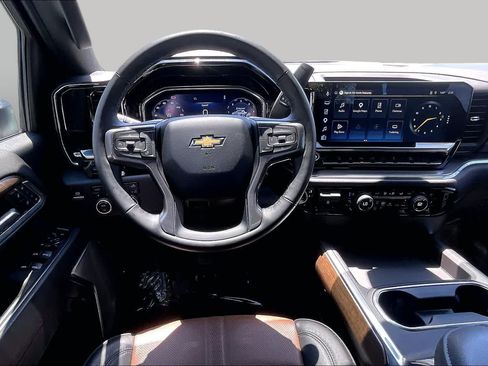 Used 2025 Chevrolet Silverado 2500 High Country w/ High Country Premium Package AWD/4WD image 6