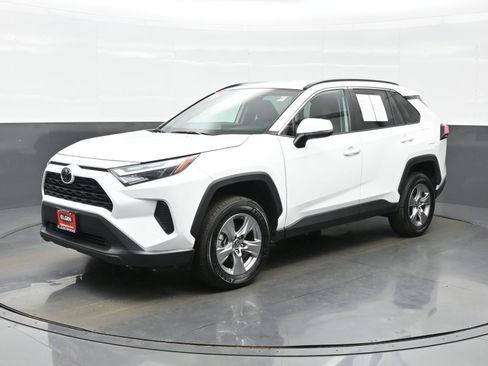 Used 2025 Toyota RAV4 XLE AWD/4WD image 2
