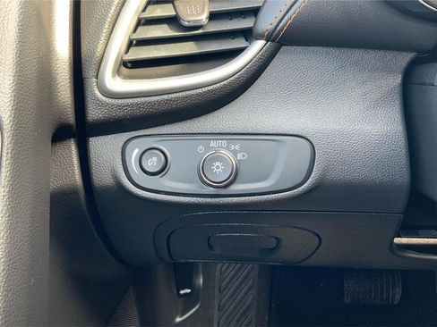 Used 2018 Chevrolet Trax LT w/ LT Convenience Package image 17