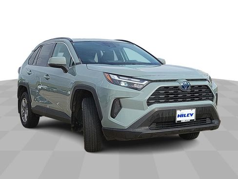 Used 2022 Toyota RAV4 XLE w/ Convenience Package image 2