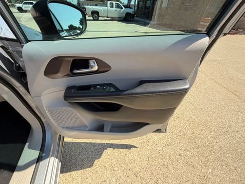Used 2020 Chrysler Voyager Lxi FWD image 15