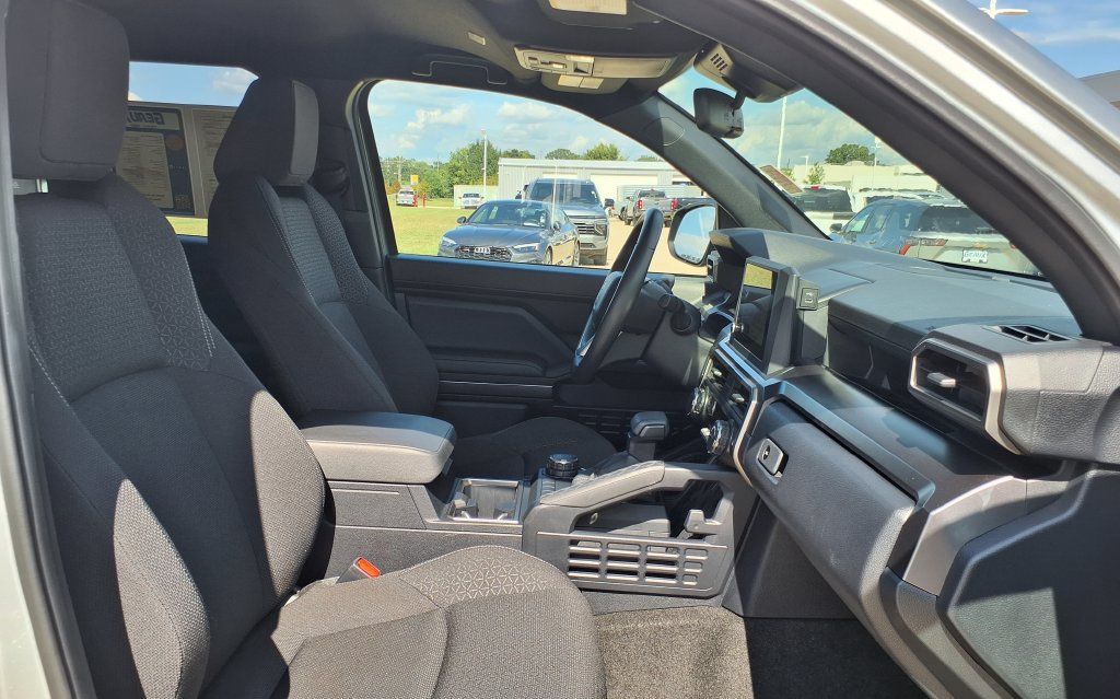 Used 2025 Toyota 4Runner SR5 AWD/4WD image 17