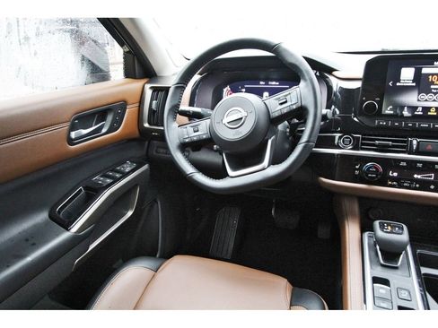 Used 2024 Nissan Pathfinder Platinum FWD image 8