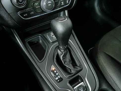 Used 2019 Jeep Cherokee Latitude w/ Popular Appearance Group FWD image 16