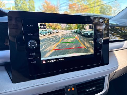 New 2025 Volkswagen Taos SE image 9